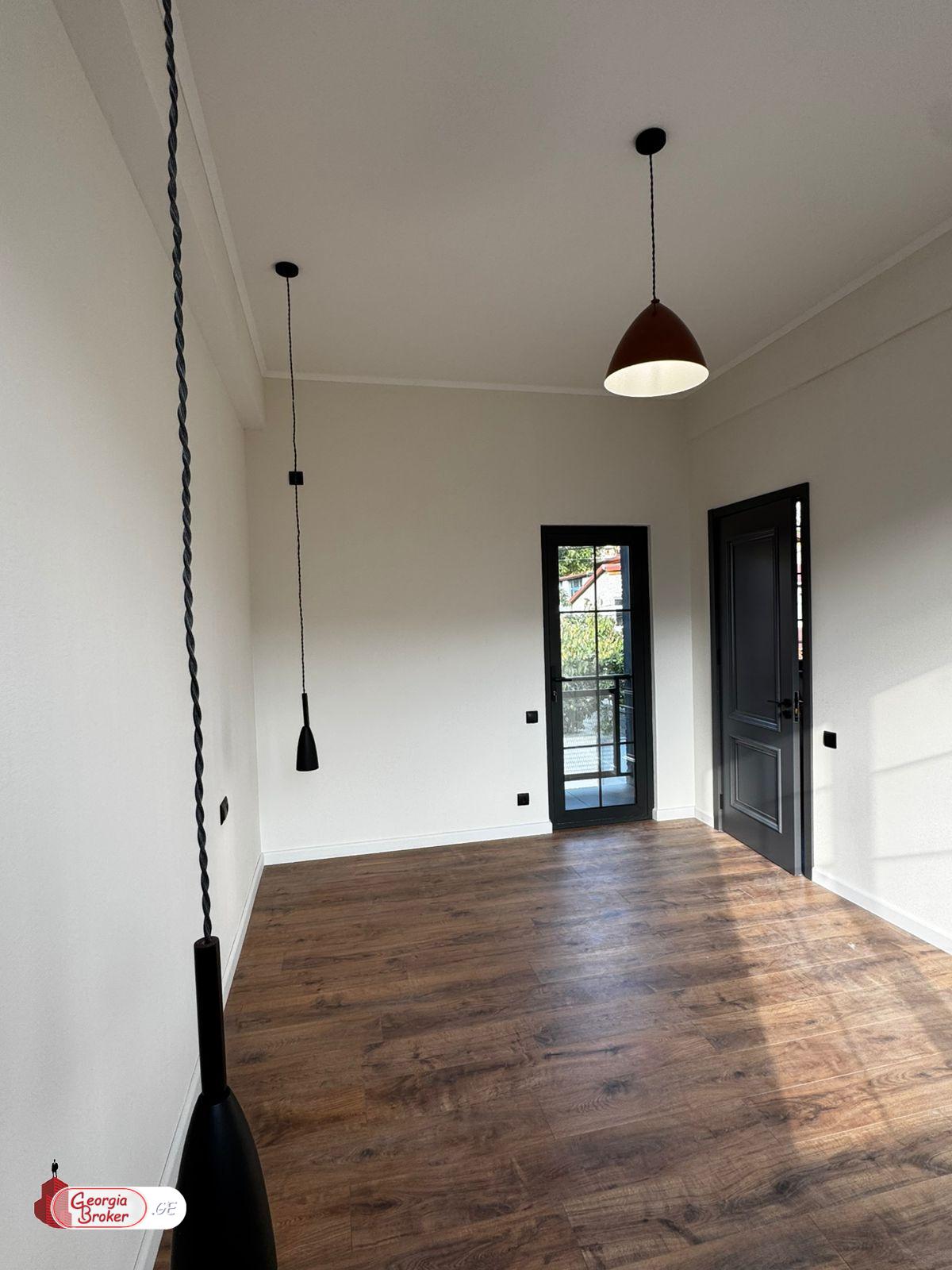 იყიდება ახალი გარემონტებული 5 ოთახიანი სახლი ისანში